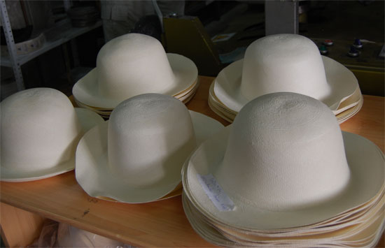Sombreros antes del planchado