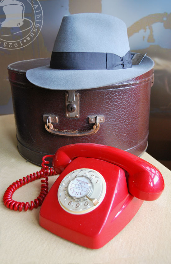 Telefono y sombreros Telefono y sombreros