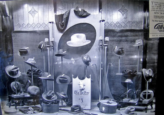 Escaparate de Sombrerería y Complementos