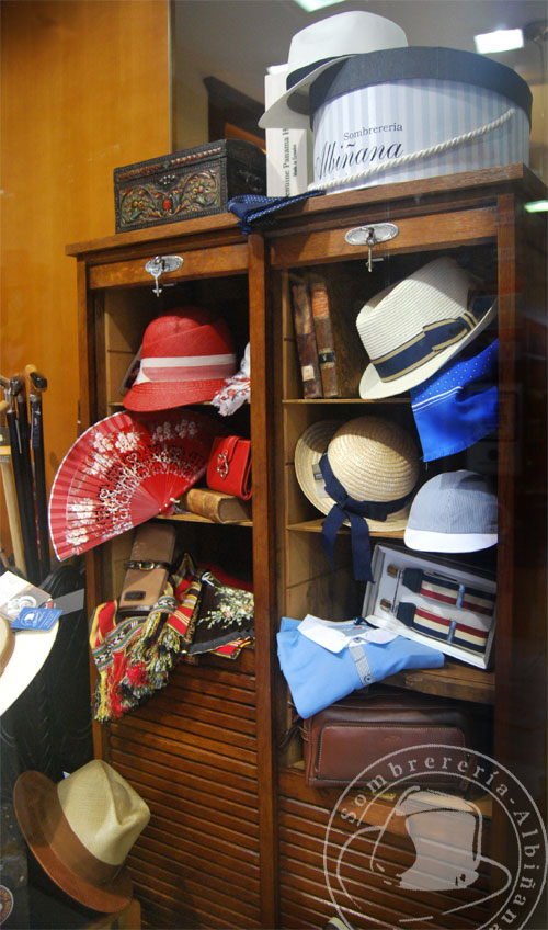 escaparate de sombrereria albinana