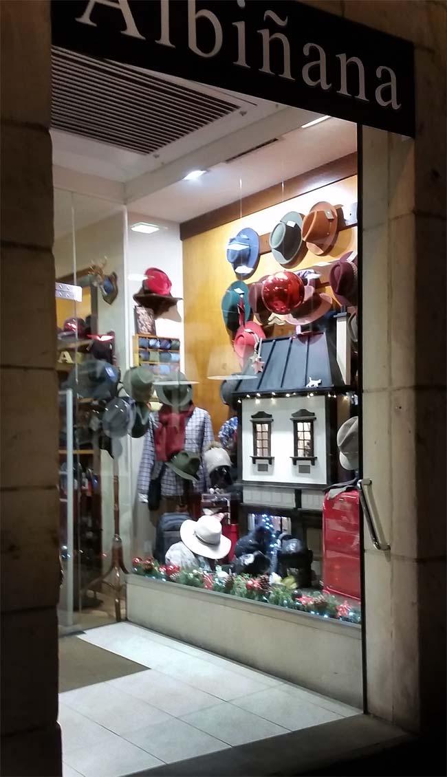 Escaparate de Sombrerería Albiñana